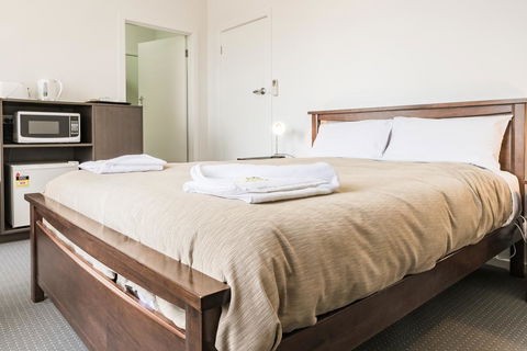 Somerset Hotel - QLD Tourism 0