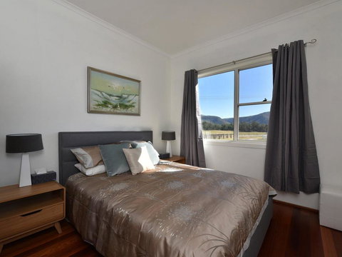 Somerville Wines Farmstay In Broke, Super Cute House On Working Farm. Walk For Miles. - QLD Tourism 3