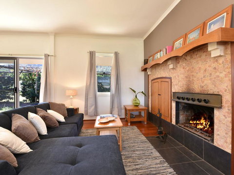 Somerville Wines Farmstay In Broke, Super Cute House On Working Farm. Walk For Miles. - QLD Tourism 0