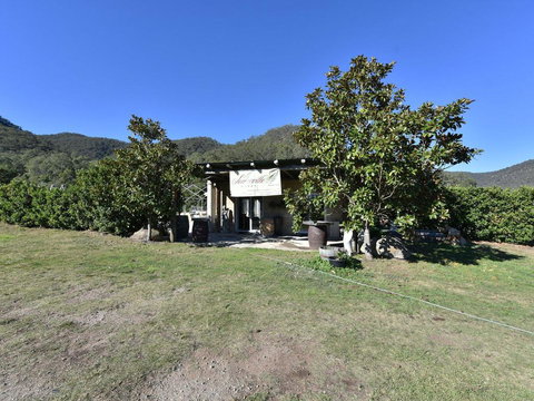 Somerville Wines Farmstay In Broke, Super Cute House On Working Farm. Walk For Miles. - QLD Tourism 1