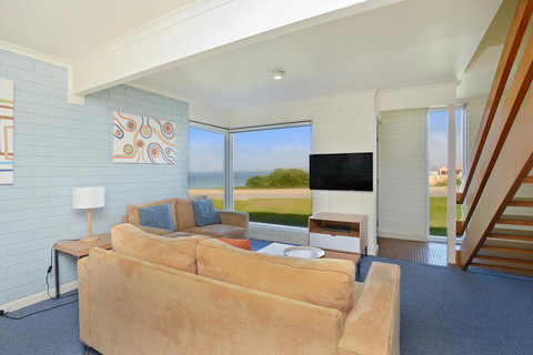 South Seas Beachfront Apartments - QLD Tourism 3