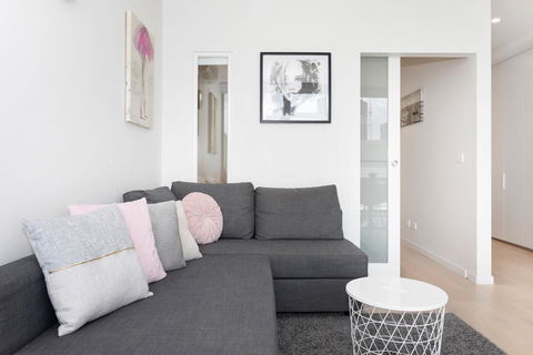 South Yarra City View Apartment With Car Park, Amazon Alexa, Spotify, Netflix, And WiFi - QLD Tourism 3