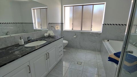 Spacious 2 Bedroom Unit, Private Bath, Kitchen, RV Parking On 5 Acres, 10 Min To Fraser Island Barge - Queensland Tourism 2