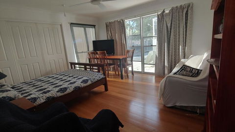 Spacious 2 Bedroom Unit, Private Bath, Kitchen, RV Parking On 5 Acres, 10 Min To Fraser Island Barge - Queensland Tourism 3