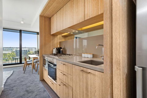 Spacious And Sunny Modern Apartment With City View - QLD Tourism 3