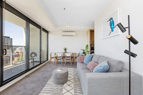 Spacious And Sunny Modern Apartment With City View - QLD Tourism 1
