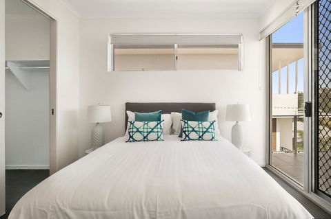 Spacious Apartment With Generous Entertaining - QLD Tourism 3