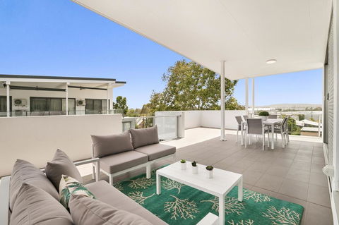 Spacious Apartment With Generous Entertaining - QLD Tourism 0