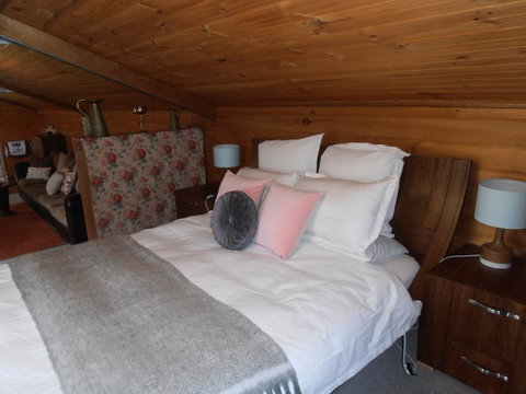 Springmead Rustic Cabin - QLD Tourism 0