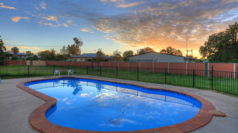 Starline Motor Inn - QLD Tourism 1