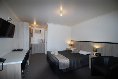 Starline Motor Inn - QLD Tourism 3