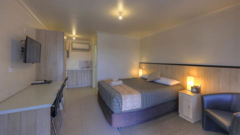 Starline Motor Inn - QLD Tourism 0