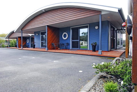 Strahan Bungalows - QLD Tourism 0