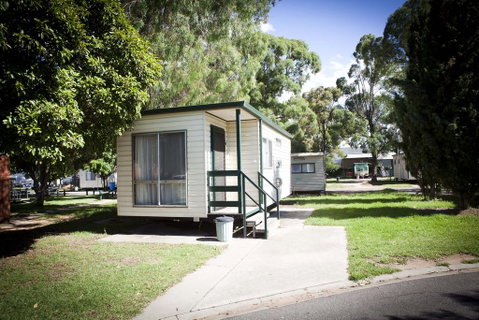Strayleaves Caravan Park - QLD Tourism 1