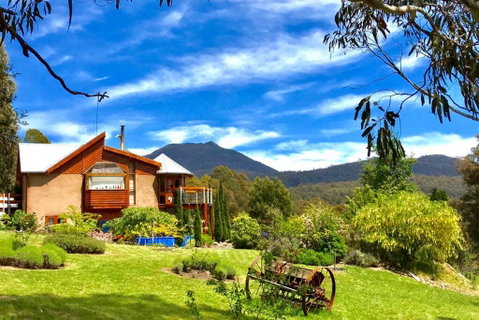 STUNNING HOME WITH AMAZING VIEWS - Just 20 Mins To The City And Only 10 To MONA! - QLD Tourism 1