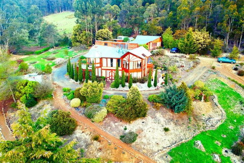 STUNNING HOME WITH AMAZING VIEWS - Just 20 Mins To The City And Only 10 To MONA! - QLD Tourism 2