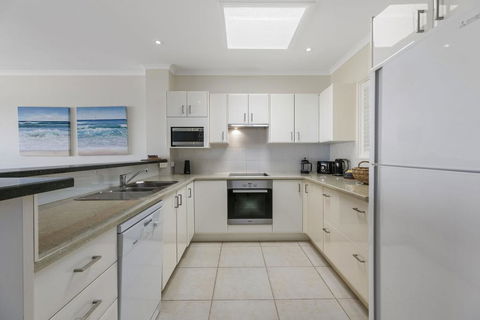 Stunning Top Floor Sunshine Beach Getaway! Unit 7 Vista Pacific 12 Bryan Street - QLD Tourism 3
