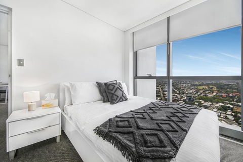 Stunning Views On The 41st Floor - QLD Tourism 1