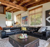 STYLISH  RELAXED LAKE HOME // NARRABEEN - Queensland Tourism