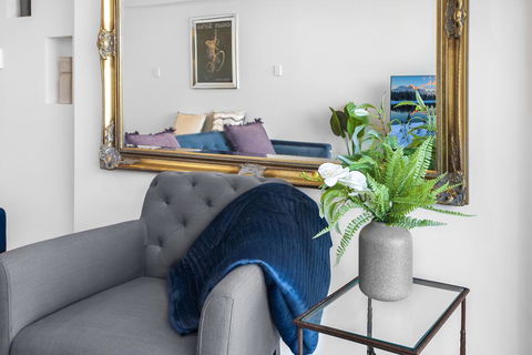 Stylish 2-Bed Apartment With Sweeping River Views - QLD Tourism 3