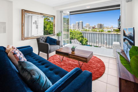 Stylish 2-Bed Apartment With Sweeping River Views - QLD Tourism 1