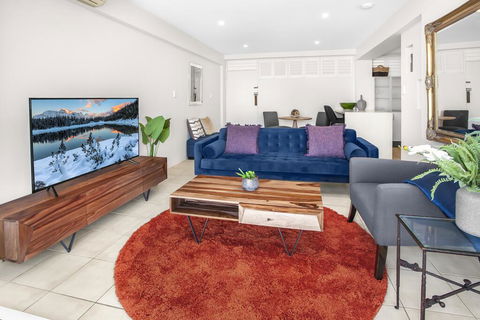Stylish 2-Bed Apartment With Sweeping River Views - QLD Tourism 0