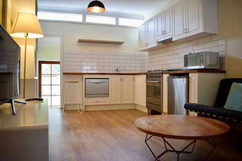 Stylish Cute Cottage In McMahons Point - QLD Tourism 1