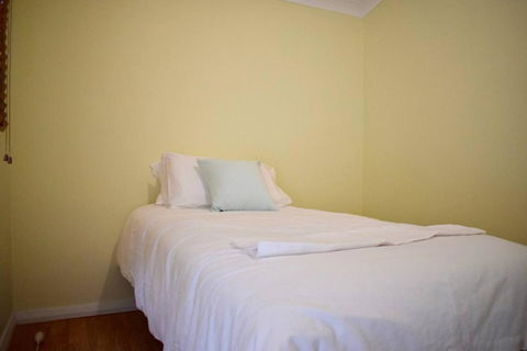 Stylish Cute Cottage In McMahons Point - QLD Tourism 3