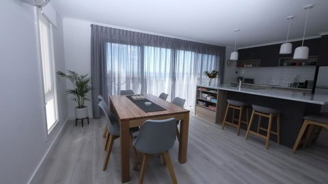 Stylish Holiday Unit - Queensland Tourism 1