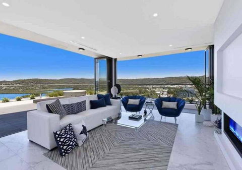 Stylish Penthouse With Views & Jacuzzi - QLD Tourism 0
