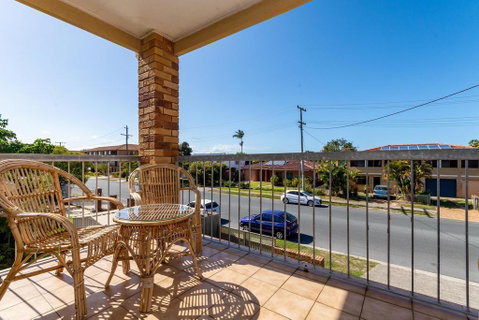 Stylish Unit Opposite Foreshore - Sylvan Beach Esp, Bellara - QLD Tourism 3