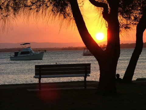 Stylish Unit Opposite Foreshore - Sylvan Beach Esp, Bellara - QLD Tourism 1