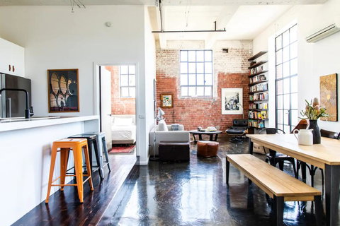 Stylish Warehouse Conversion In The Heart Of Fitzroy - QLD Tourism 1