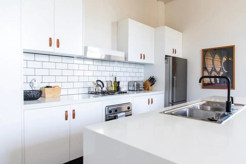 Stylish Warehouse Conversion In The Heart Of Fitzroy - QLD Tourism 3