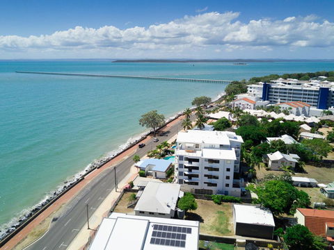 Sublime Beachfront Queenslander On The Esplanade - Queensland Tourism 2