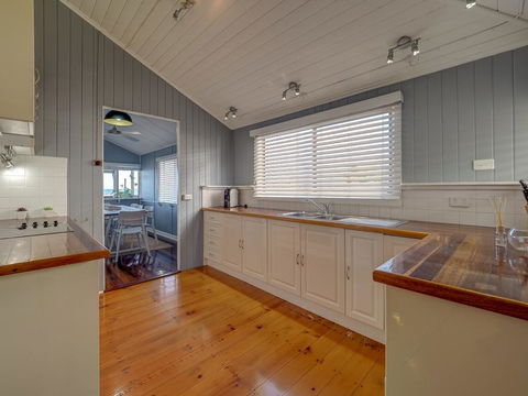 Sublime Beachfront Queenslander On The Esplanade - Queensland Tourism 1