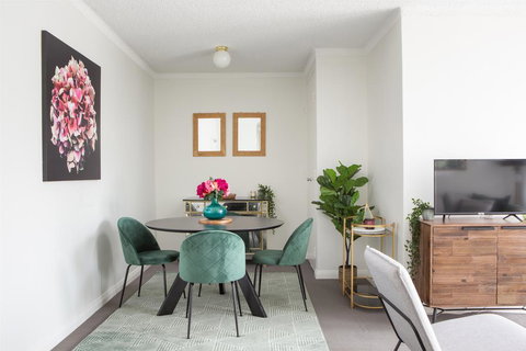 Sunny Apartment In Quiet And Green Neighbourhood - Queensland Tourism 2