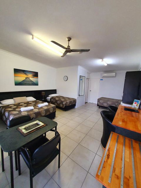 Sunseeker Motel - Queensland Tourism 3