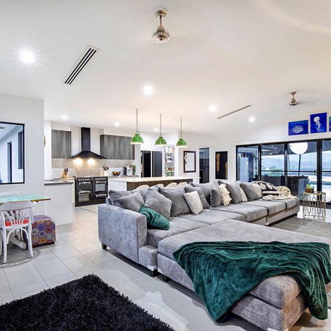 Sunset Penthouse Couples Retreat, Close To Airlie Beach, Champagne On Arrival - Queensland Tourism 3