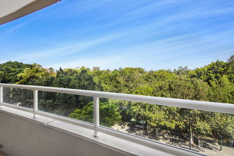 Super Convenient Apartment With Garden Views - QLD Tourism 0