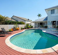 Super Sized Family Retreat With a Pool - QLD Tourism