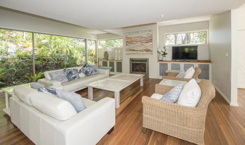 Surfers Ave Retreat Narrawallee - QLD Tourism 3