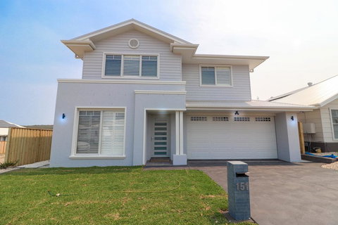 Surfers Paradise At Catherine Hill Bay - Queensland Tourism 1