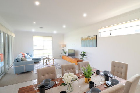 Surfers Paradise At Catherine Hill Bay - Queensland Tourism 2