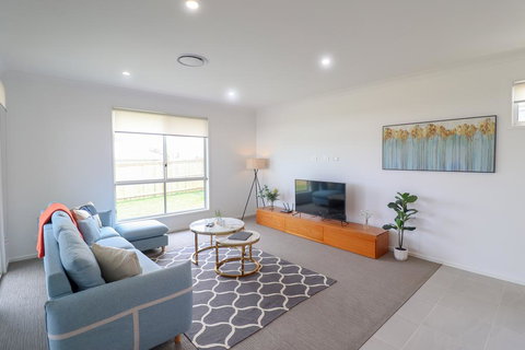 Surfers Paradise At Catherine Hill Bay - Queensland Tourism 3