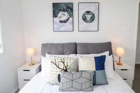 Surfers Paradise At Catherine Hill Bay - Queensland Tourism 0