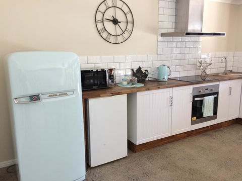 TAKURA HEIGHTS Modern Country Apartment With Pool Access - Queensland Tourism 3