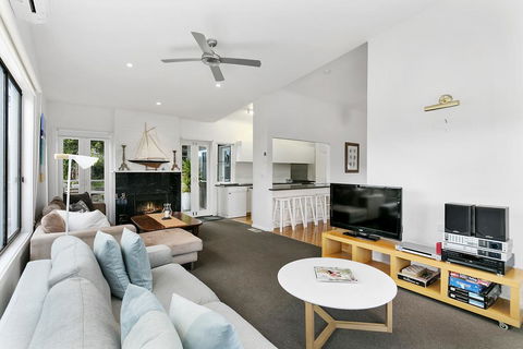 Tallarook Beach House - Very Close To Beach - QLD Tourism 1