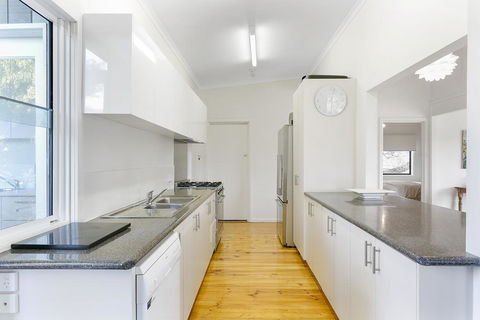Tallarook Beach House - Very Close To Beach - QLD Tourism 3