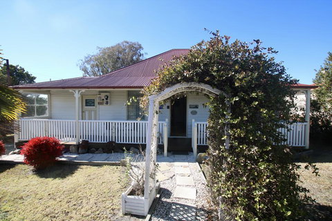 Tenterfield Historic C1895 Cottage - QLD Tourism 1